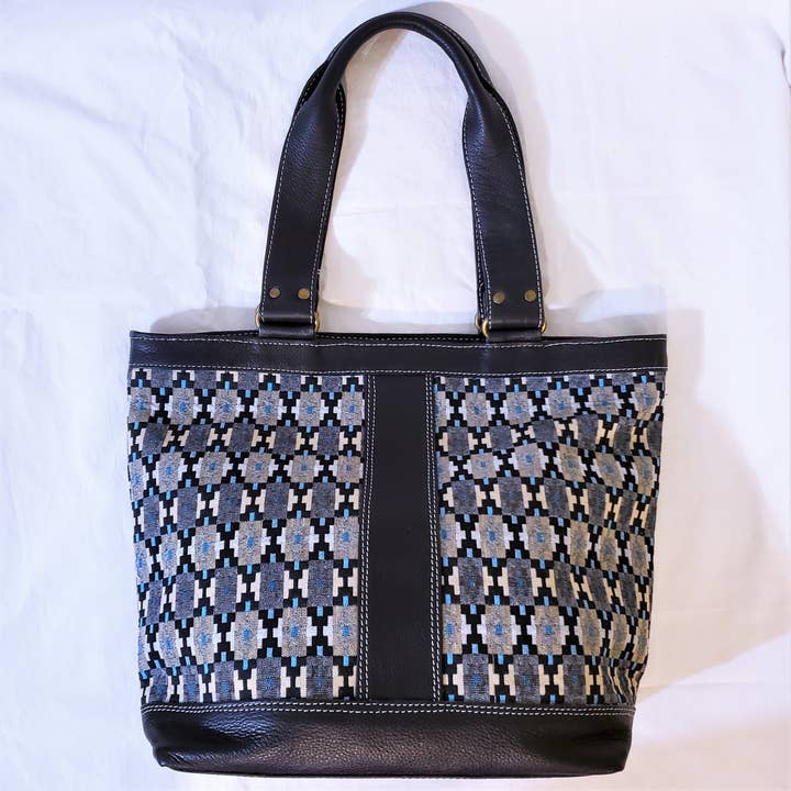 Geldbörse aus Leder und gewebtem Dhaka-Stoff Blau für den Großhandel von Eclectic Woodchuck