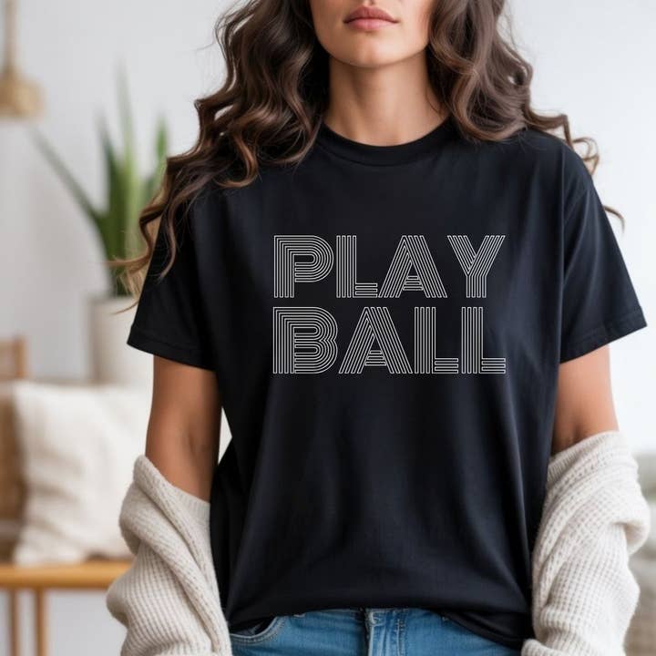 T-shirt "Play Ball" pour maman de baseball T-shirt pour jour de match de baseball pour la vente par Friday Night Wives