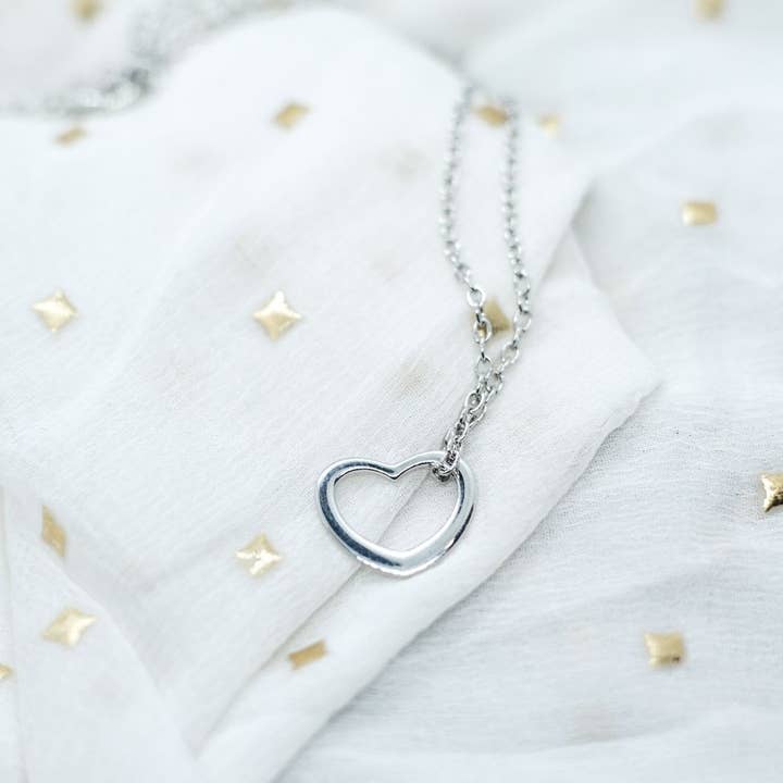 Colar com Pendente Aberto em Prata Minimalista com Coração Pequeno e Oco por atacado de The Colourful Aura