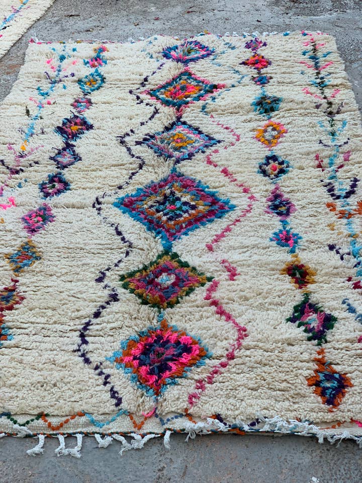 Berber vloerkleed groot wit meesterwerk van een vintage Marokkaans tapijt voor wholesale door Aurobelle Ibiza