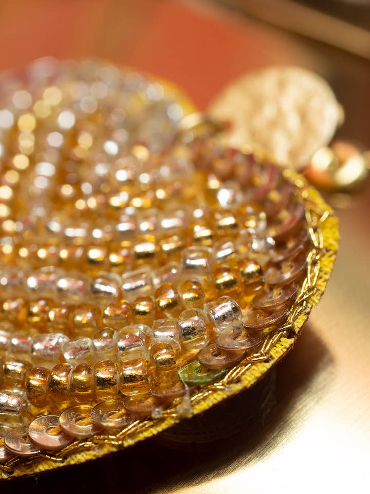 Boucles d'oreilles cœur dorées métallisées pour la vente par Mata Traders