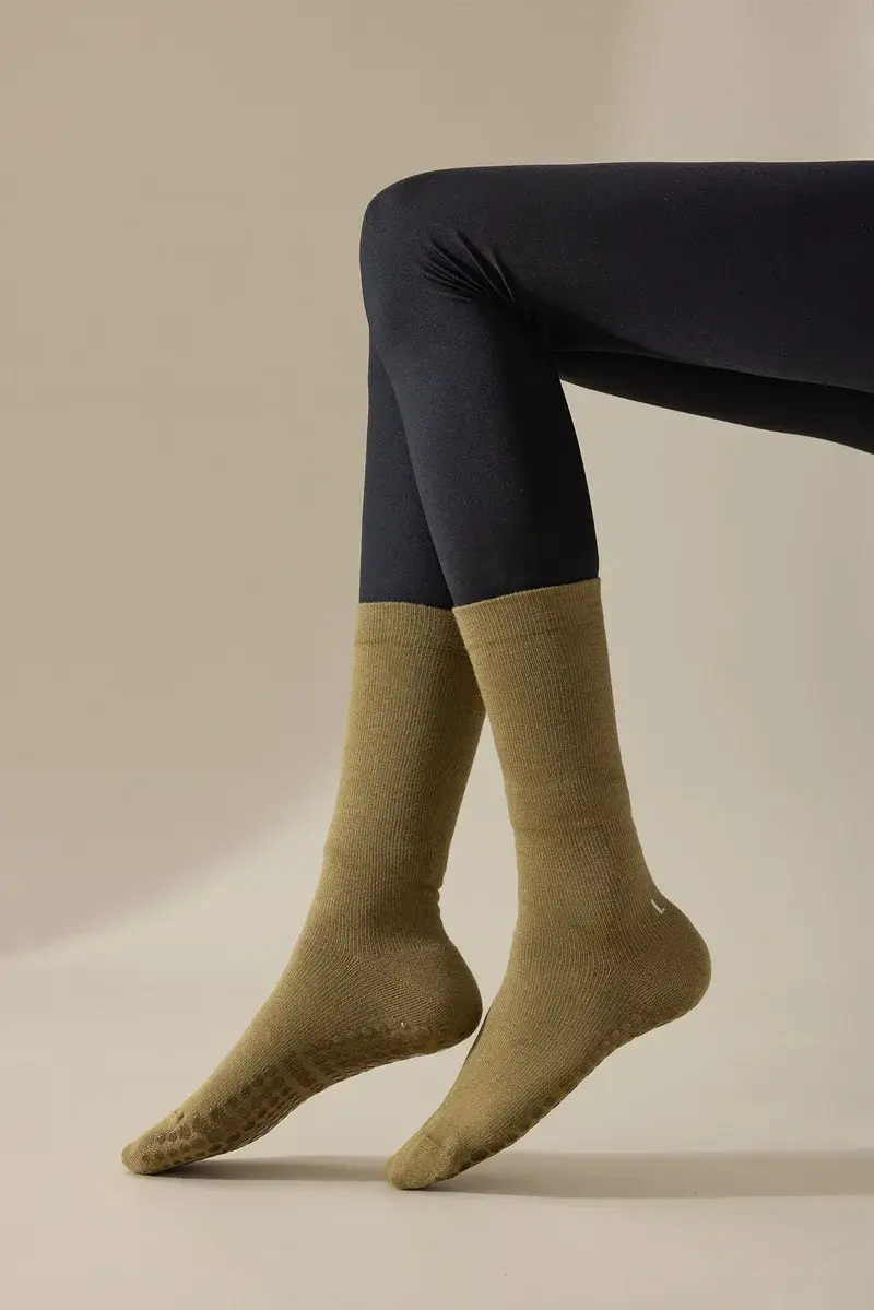 Mescola 9 colori Calze antiscivolo per yoga e pilates in vendita all'ingrosso su Faire12