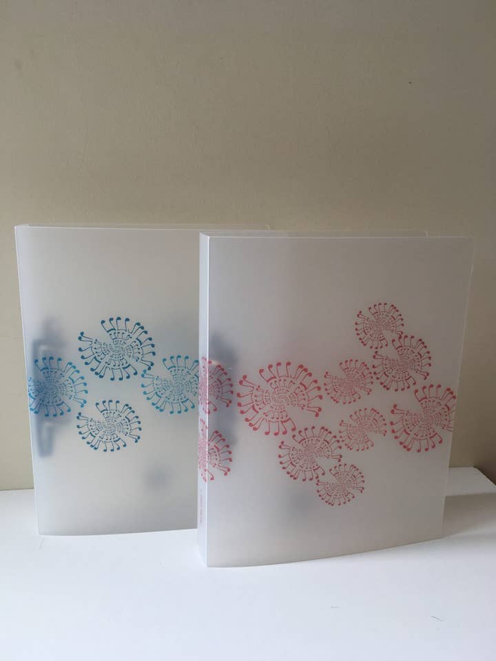 A4-mapper i rød og blå fra Hidden Music-kollektionen for engroshandel hos MUSIC GIFT