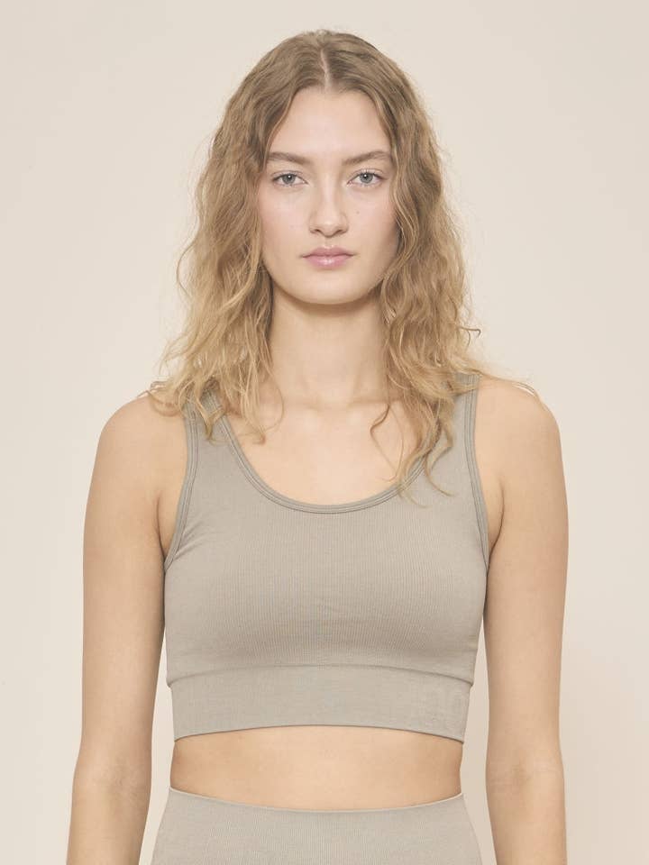 Mjukt sömlöst ribbad croptop - vintage khaki för wholesale av Moonchild Yoga Wear
