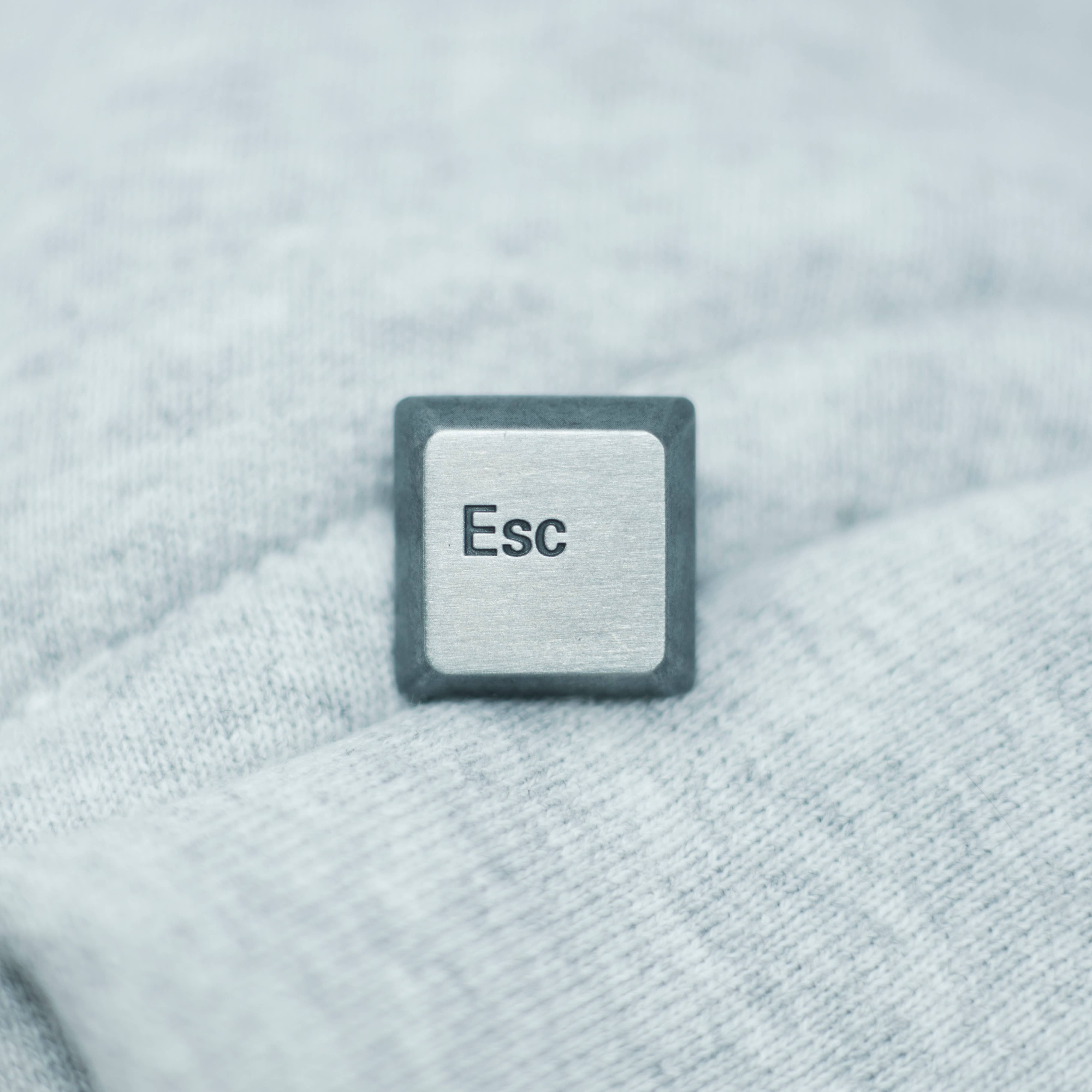 Mean Folk – wholesale Nål och knapp för kavajslag – Esc Tangent Pin2