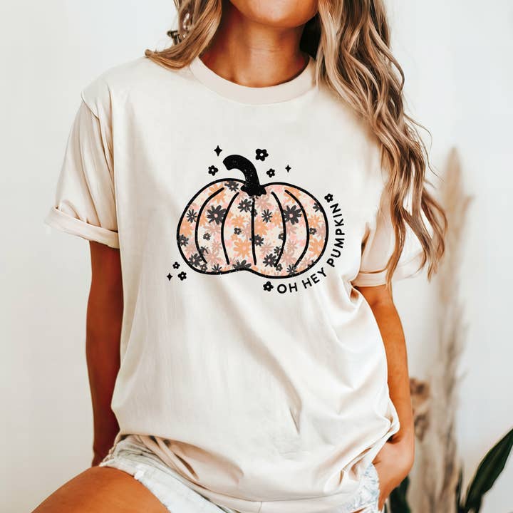 Oh Hey Kürbis-Grafik-T-Shirt für den Großhandel von Kiki's Boutique