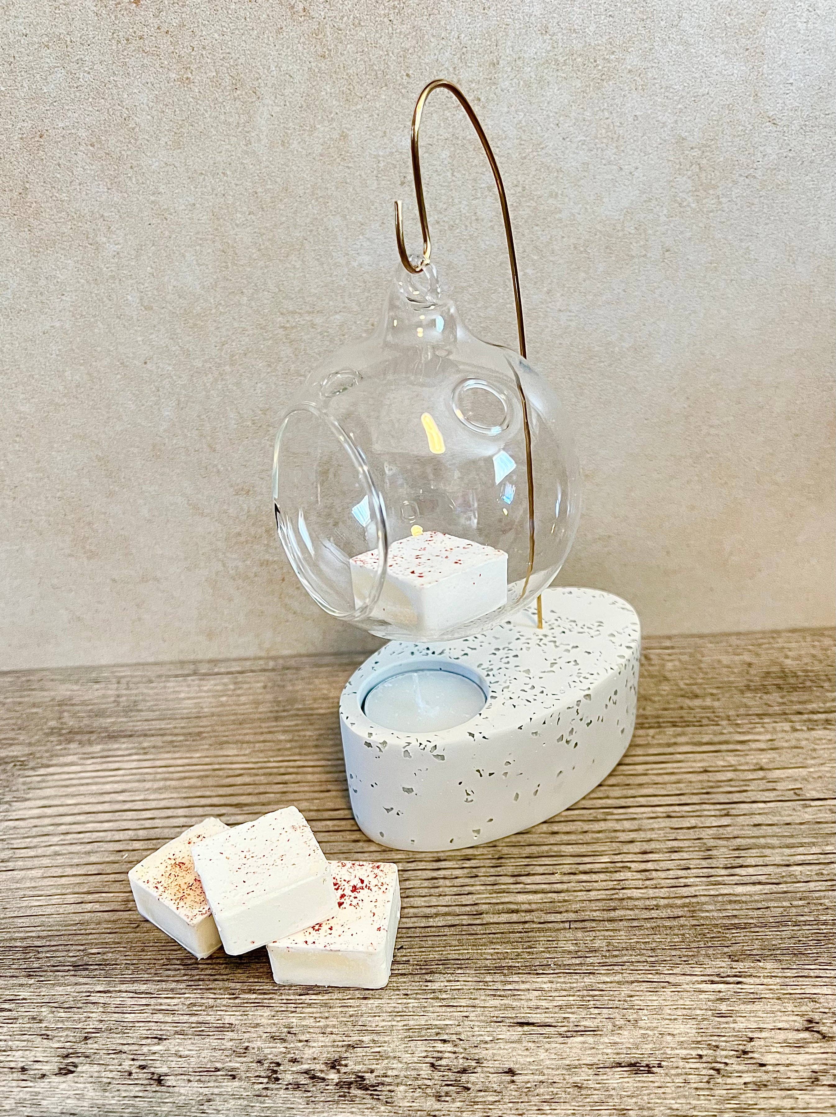 EMB Pretty – wholesale Vaxvärmare – ‘ICE QUEEN’ Jesmonite- och mässingsvaxvärmare med glaskupa3