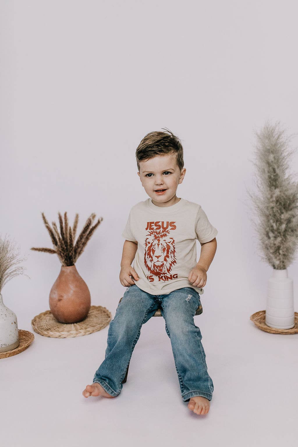 Little & Brave – wholesale T-shirt med screentryck – Barn – Jesus är kung barn grafisk t-shirt2