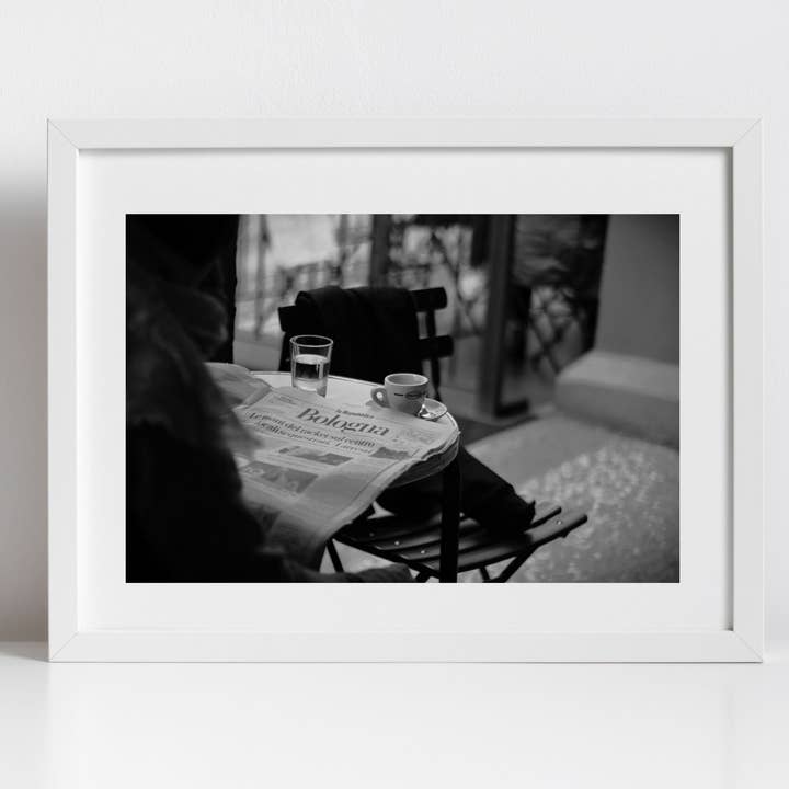 Photographie en noir et blanc d'un café de rue à Bologne, Italie, art fin. pour la vente par Mo & Paul Photography