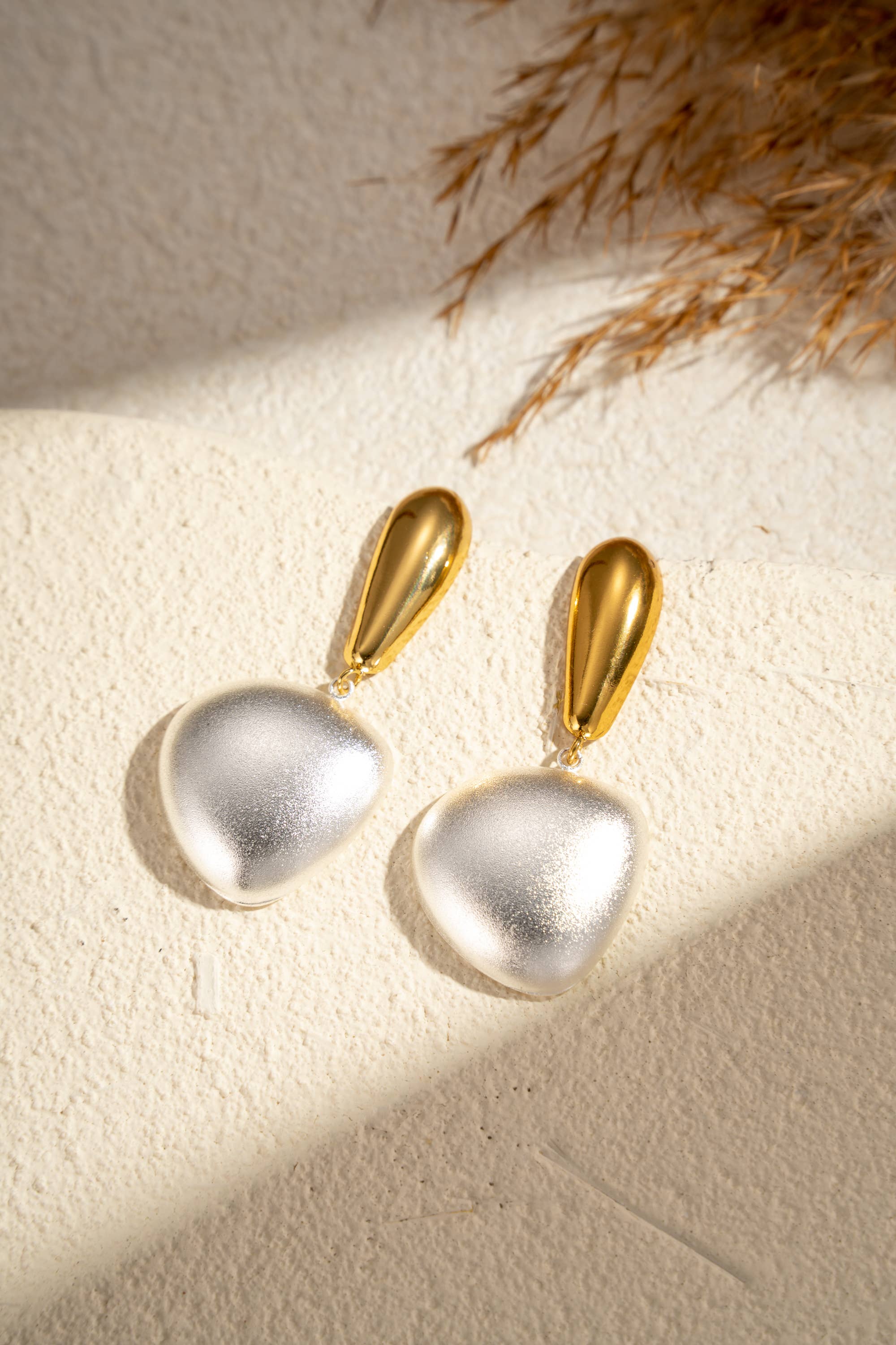 COSMOS - Wholesale Hangende/ronde oorbellen - Gouden en zilveren metalen duo hangende oorbellen van roestvrij staal1