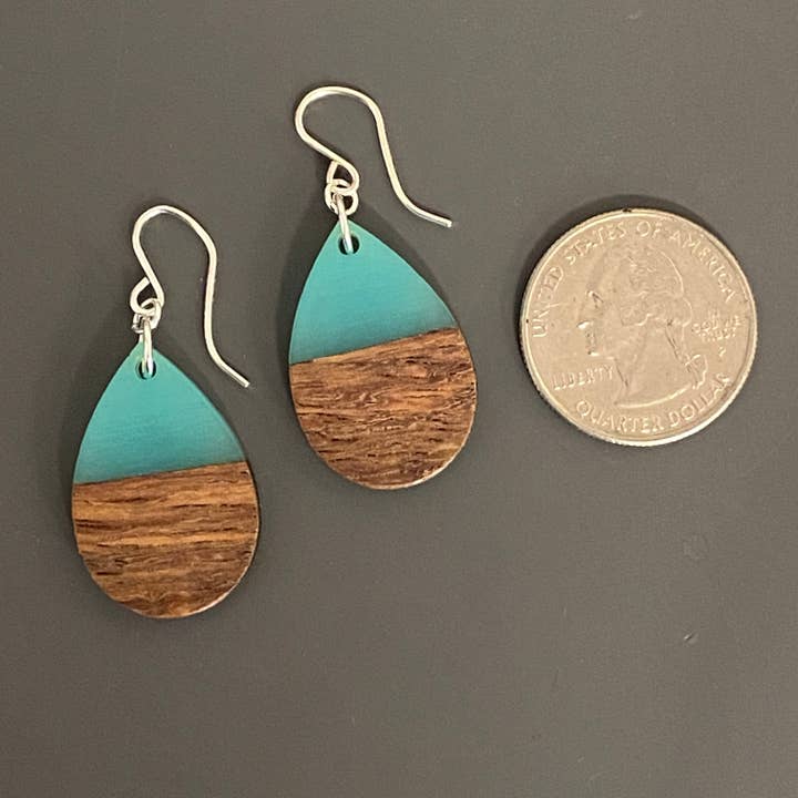 Nancy Reid Carr – Engroshandel Hængeøreringe og creoløreringe – Moderne Boho turkise dråber, træ og harpiks dingleøreringe9