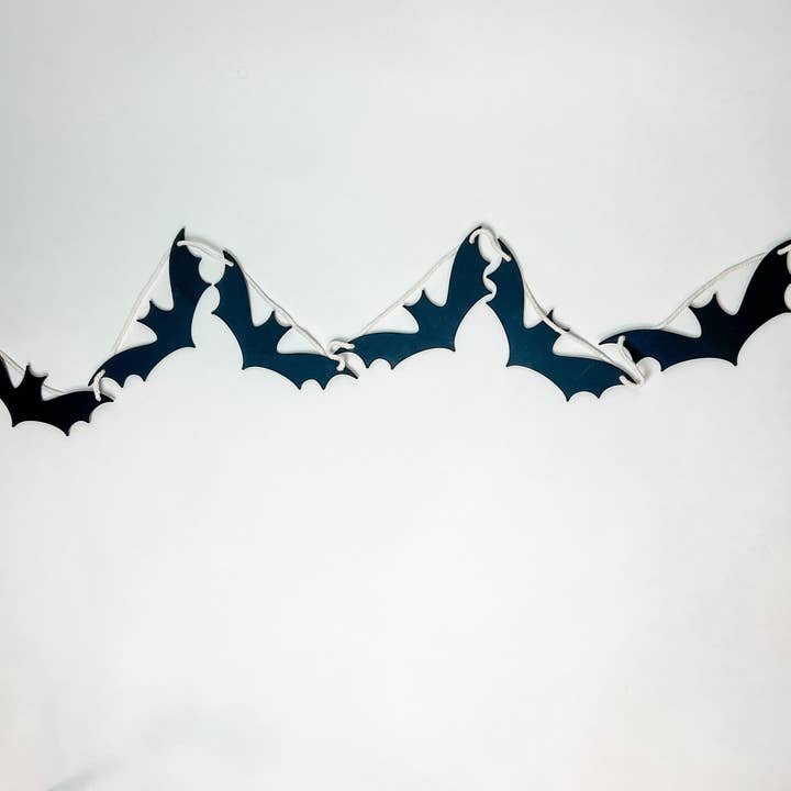 Guirlande chauve-souris pour la vente par Roaming Druggist Shop