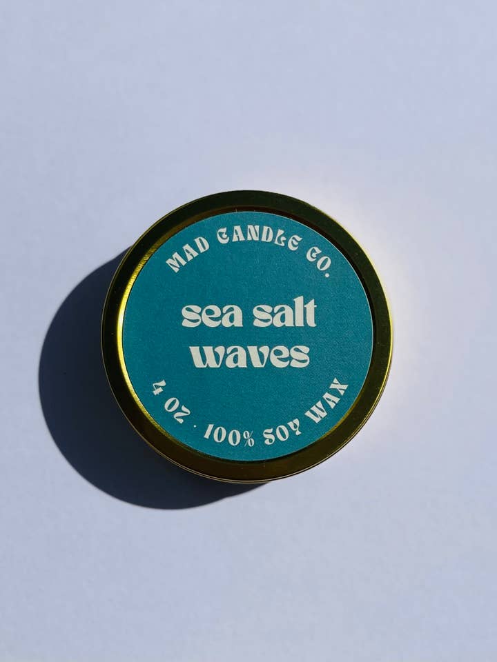 Candela di soia Sea Salt Waves - Latta dorata da 4 oz e stoppino in legno per la vendita all'ingrosso da parte di Mad Candle Co.