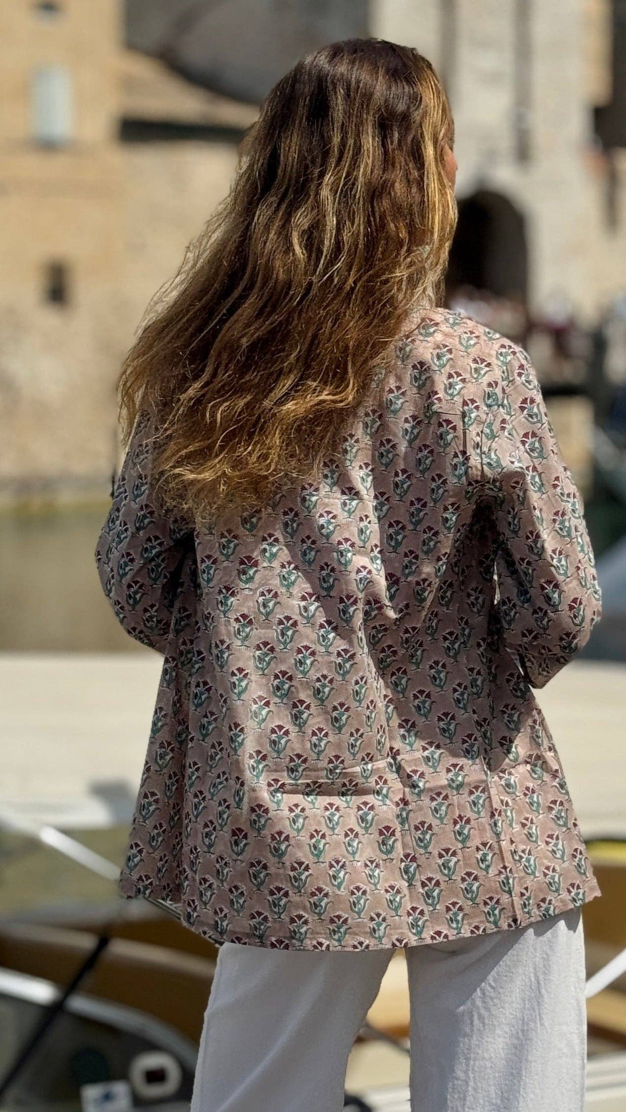 MALINI FASHION DESIGN PRIVATE LIMITED - Wholesale Button Down Shirt - Women's - Camicia Donna in Cotone Indiano Block Print – Beige con Fantasia Floreale, Maniche 3/4, Colletto a V, Bottoni in Legno3