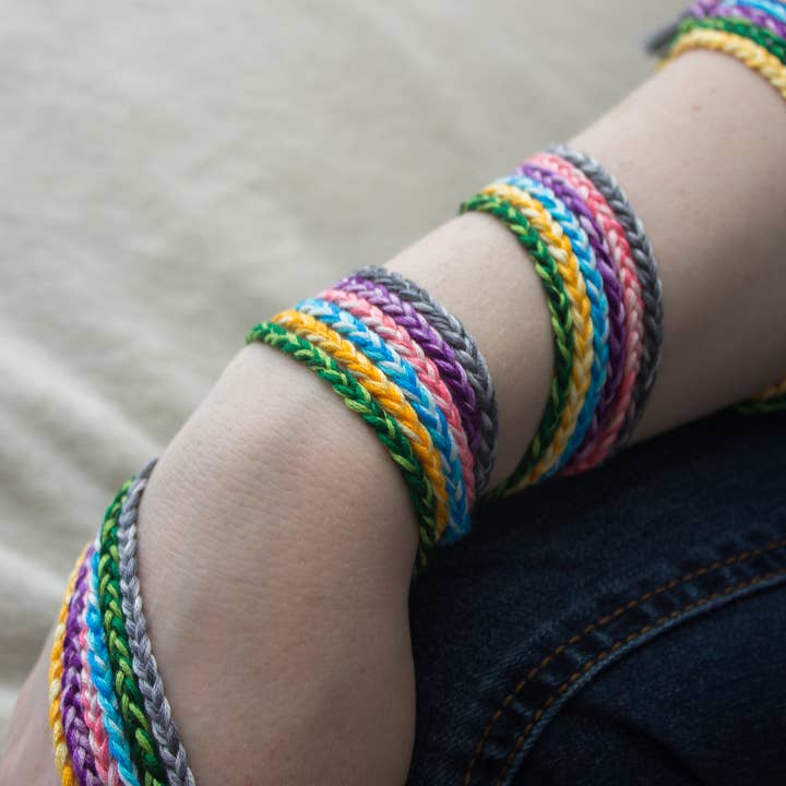 Bracelet enveloppant tressé en coton doux coloré - Couleurs personnalisées pour la vente par Quiet Mischief and Company
