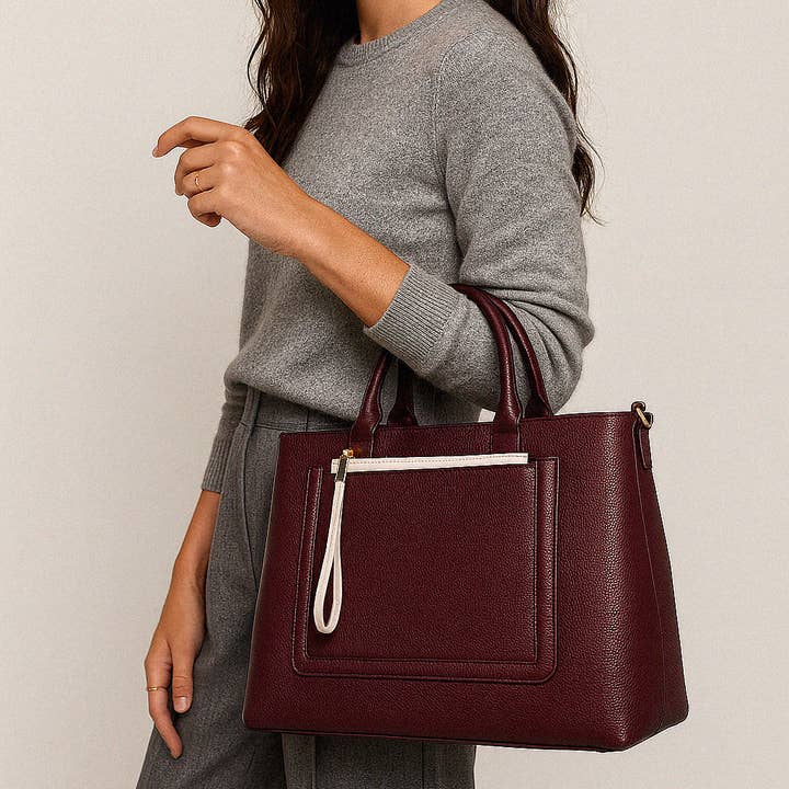 BG253B008BU - Vinröd handväska i präglat PU-läder & avtagbar elfenbensfärgad påse för wholesale av Bizou