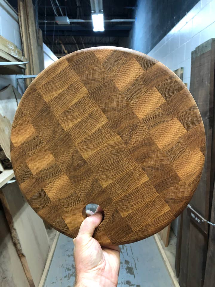 Galway - Tagliere a grana rotonda, in rovere bianco per la vendita all'ingrosso da parte di na coille studio