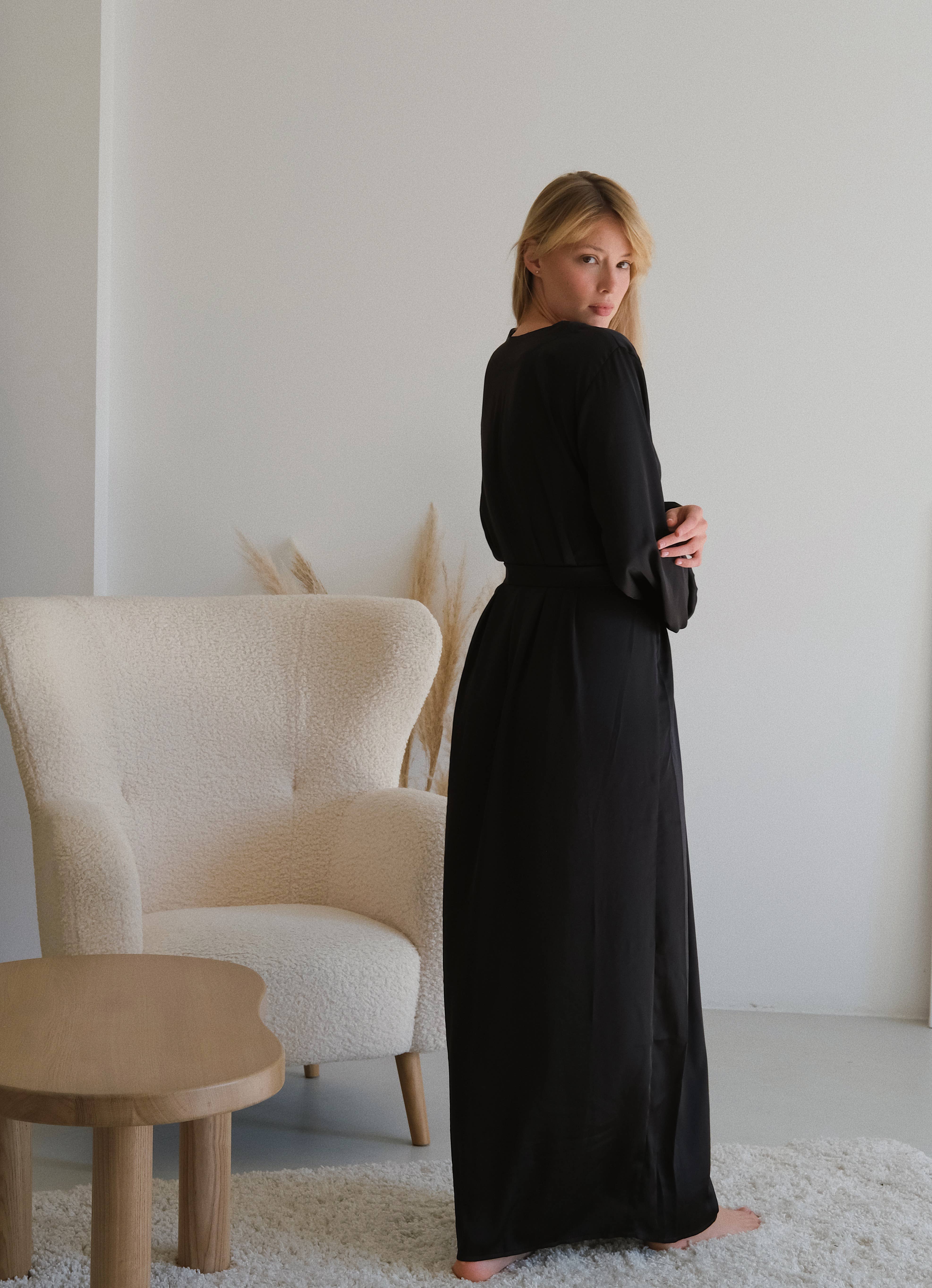 Angie's Showroom – Robe - Mulher por atacado – Manto Longo de Seda Adele com Punhos6