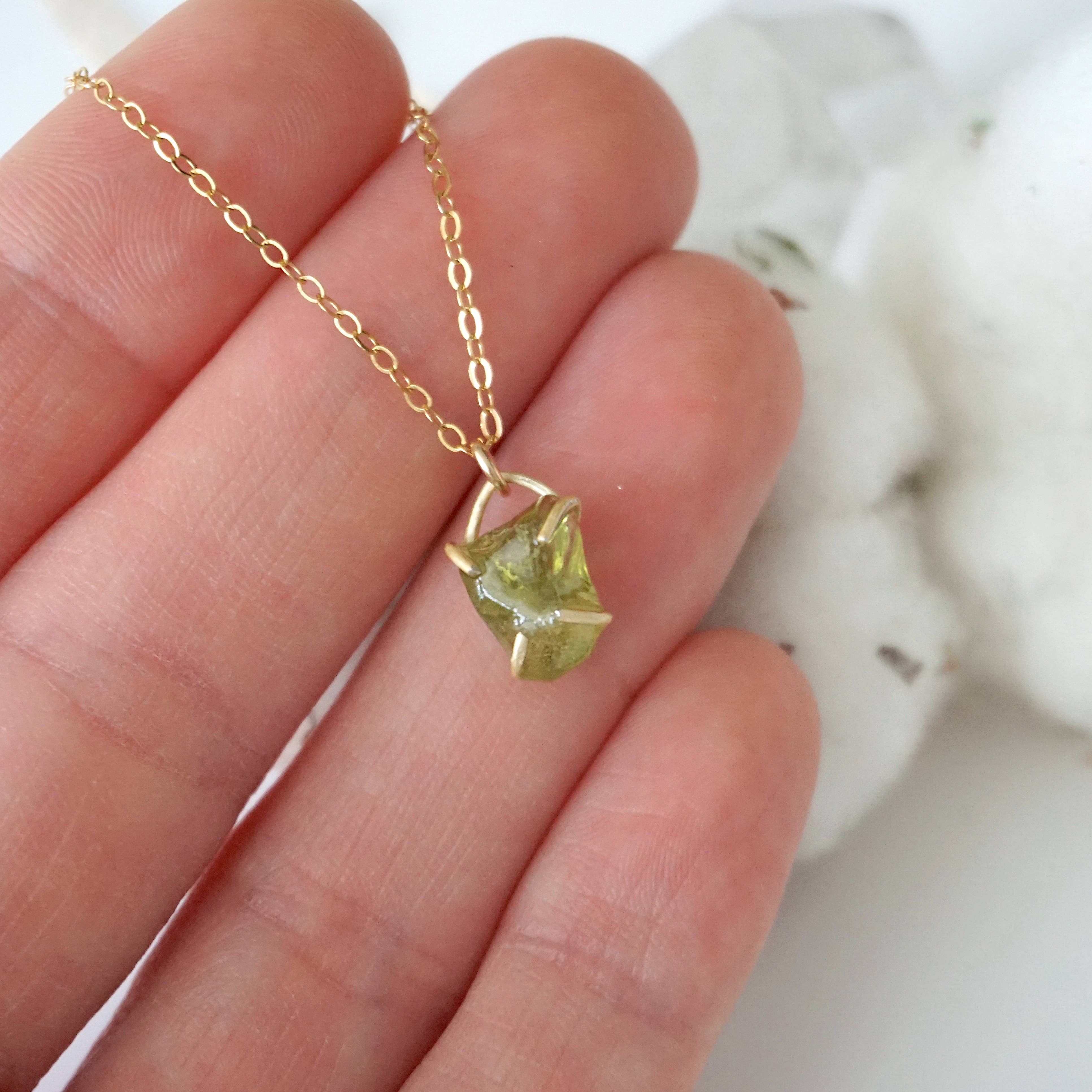 Raw Stone Elegance – wholesale Hänge-/berlockhalsband – Rå grön Peridot Crystal Charm Halsband, August Birthstone4