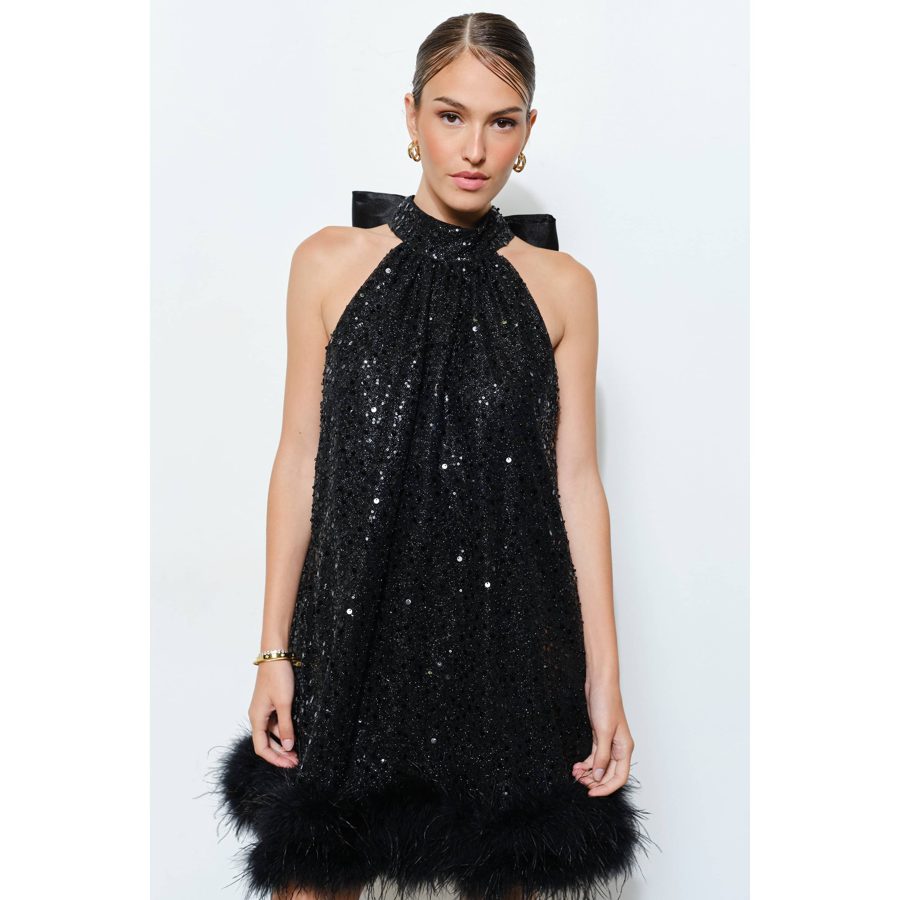 INA – Vestido - Mulher por atacado – Vestido Mini Halter com Laço nas Costas e Apliques de Lantejoulas e Penas1