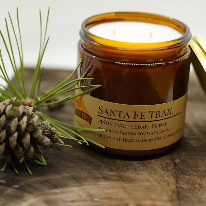 Candela in cera di soia Santa Fe Trail | Spot ambrato a doppio stoppino da 16 once per la vendita all'ingrosso da parte di Prairie Fire Candles