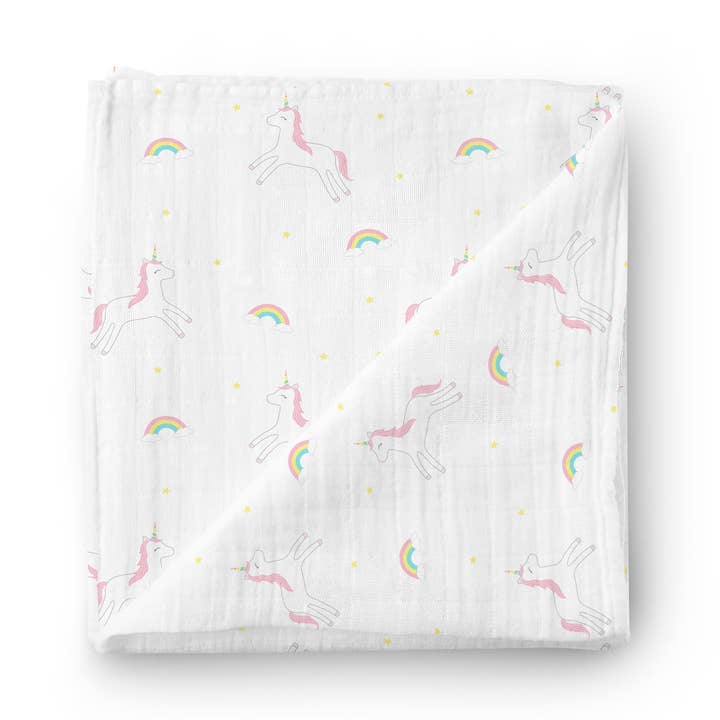Couverture d'emmaillotage en mousseline de luxe - Licornes arc-en-ciel pour la vente par Little Kims