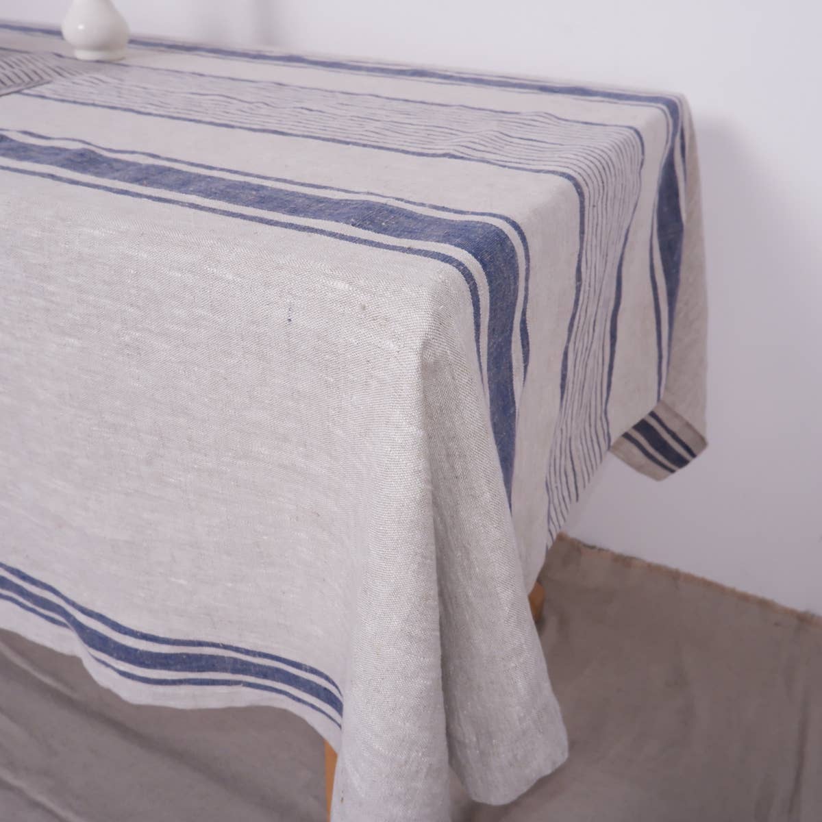 NorraVilla – wholesale Duk – Bordsduk med fransk rand Village Navy i tvättat linne0