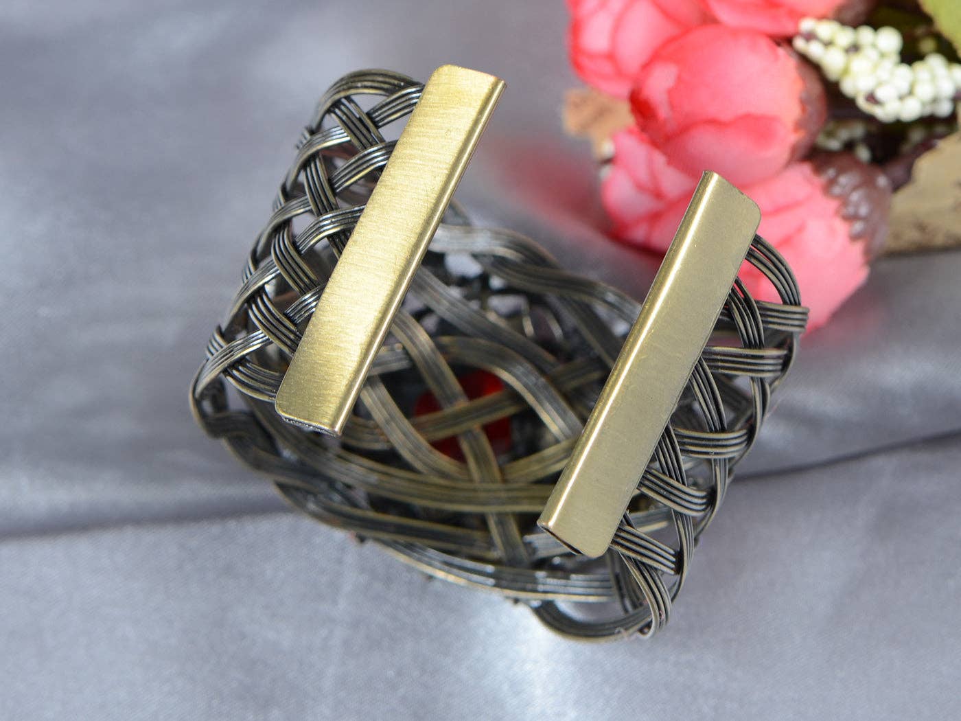 AK Brand – Engroshandel Manchetarmbånd – Messing Antik Rubinrød Diamantformet Filigran Armbånd1