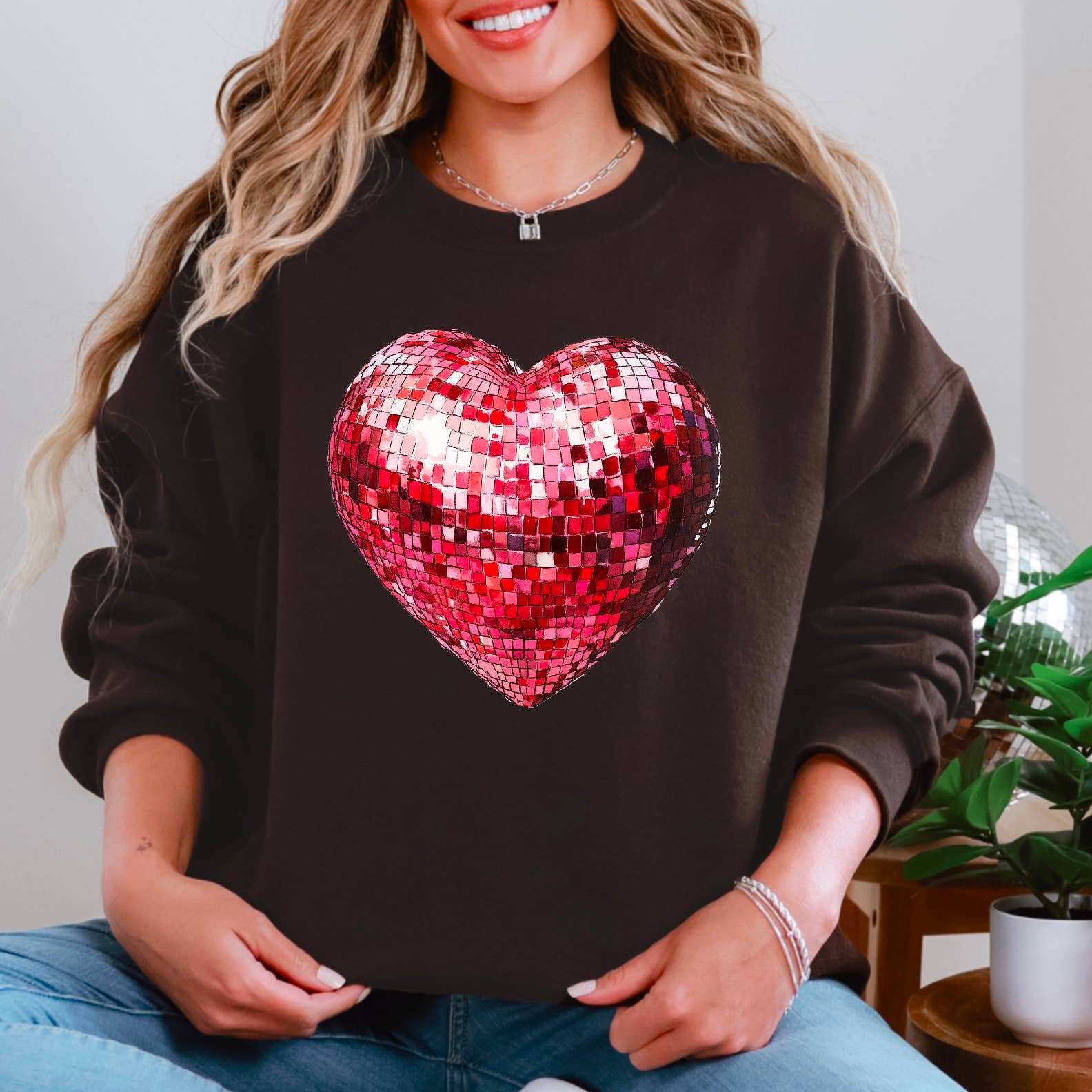 Shoppe SHC – Camisola gráfica - Mulher por atacado – Camisola com Bola de Espelhos em Forma de Coração | Camisola com Impressão em Serigrafia11