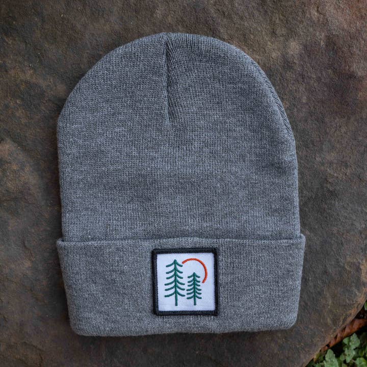 Berretto con toppa ricamata Daybreak Pines sul davanti per la vendita all'ingrosso da parte di Hey Bear Outdoors