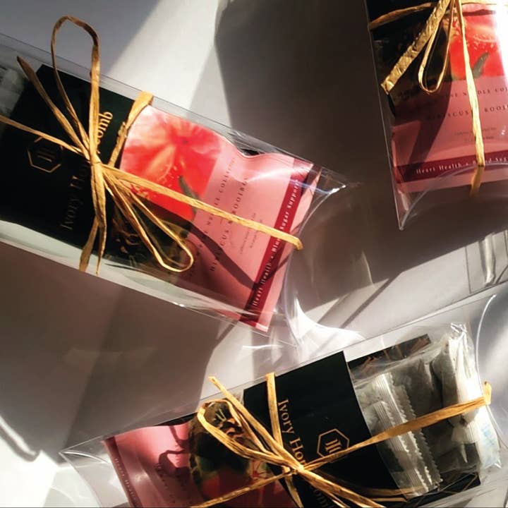 Premium fyrrenåle-te med Hibiscus + Rooibos for engroshandel hos Ivory Honeycomb