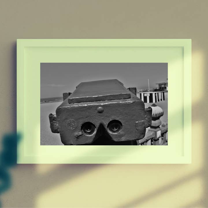 Impression photographique en noir et blanc Margate Beach Hut, art mural britannique en bord de mer pour la vente par Mo & Paul Photography