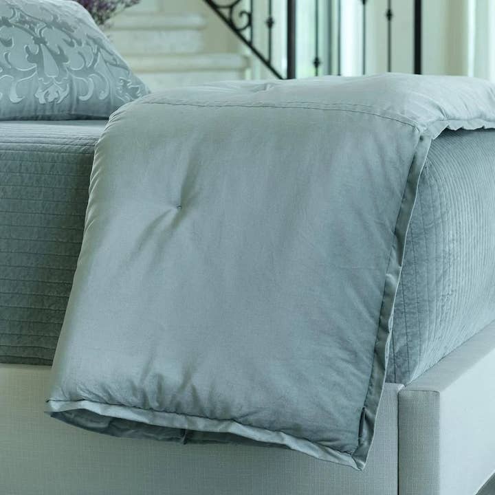 Aria Comfortlet Sky Matte Velvet King 112X98 (Polstret) for engroshandel hos Lili Alessandra