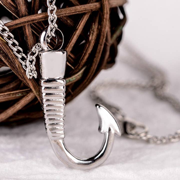 Collier crémation hameçon pour la vente par Cherished Emblems