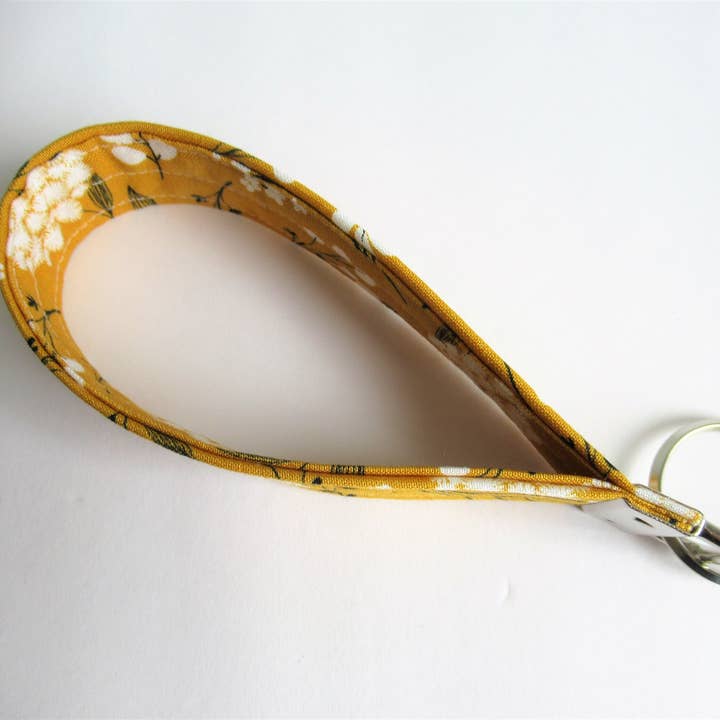 Thread and Purls – Großhandel Schlüsselanhänger – Damen – Schlüsselanhänger-Armband, Stoff-Armband-Schlüsselbund, Gelber Schlüsselanhänger, Handgelenkband, Schlüsselanhänger-Armband, Blumen-Armband-Schlüsselbund9