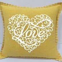 Trykt hvidt indviklet hjerte m/„ kærlighed“ pude for engroshandel hos House Of Harkaari