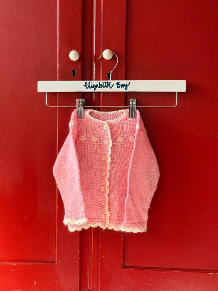 Cárdigan de punto rosa con volantes de los años 60 para venta al por mayor de Elizabeth bay