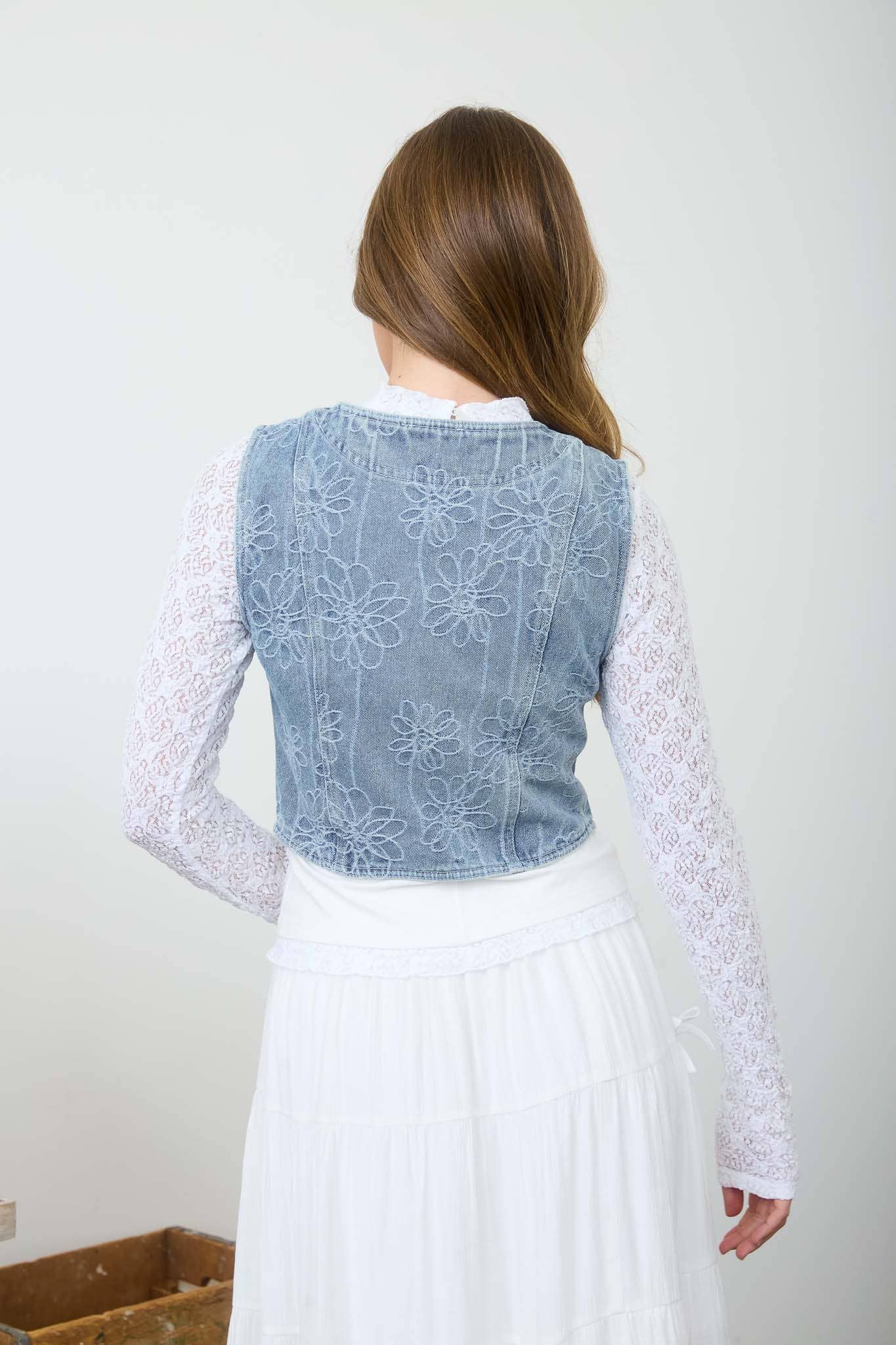 DENIM GILET À NOUER DEVANT EN DENIM DÉLAVÉ À MOTIF FLORAL en vente sur Faire1