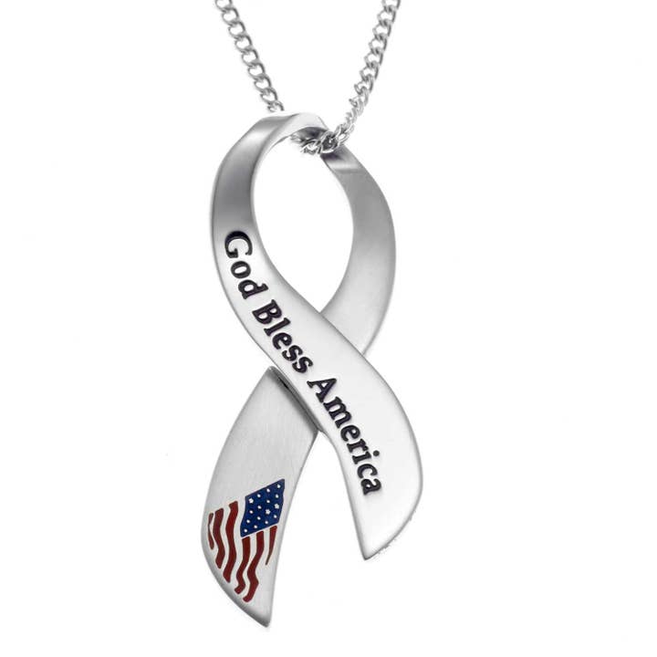Collier à pendentif en ruban en acier inoxydable God Bless America pour la vente par Joyful Sentiments