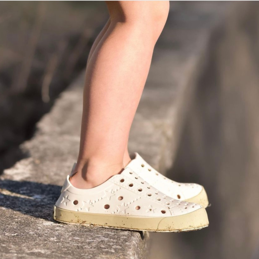 CREME TAN KANTSTEN - SHOOSHOOS TODDLER BØRNESKO VANDTÆTTE SNEAKERS for engroshandel på Faire10