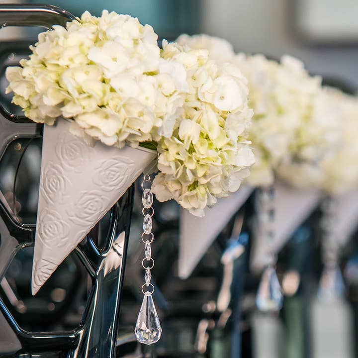 Weddingstar Inc. – wholesale Dekorativt bordsobjekt – Vit metallkon med präglad ros mönster (4)