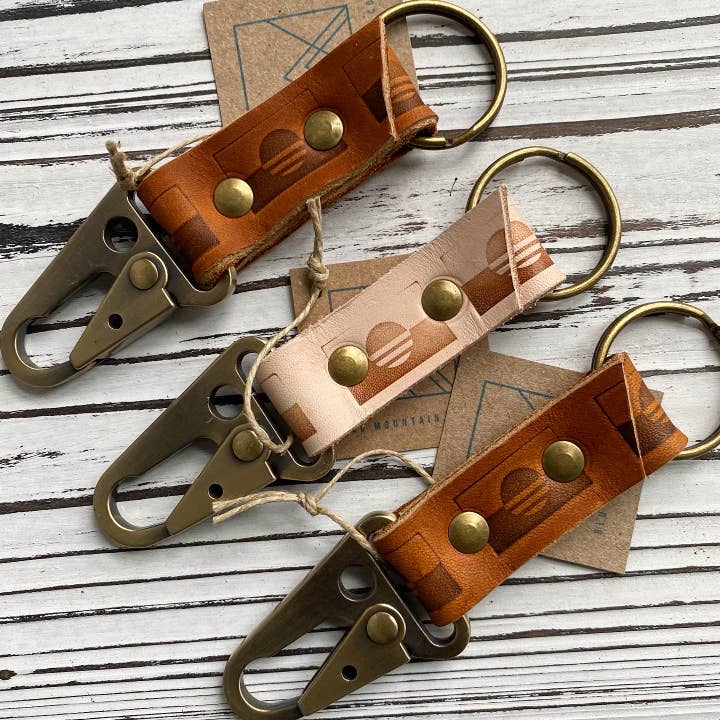 MKE Flag Milwaukee The People's Flag Carabiner Sleutelhanger voor wholesale door Blu Mountain Co