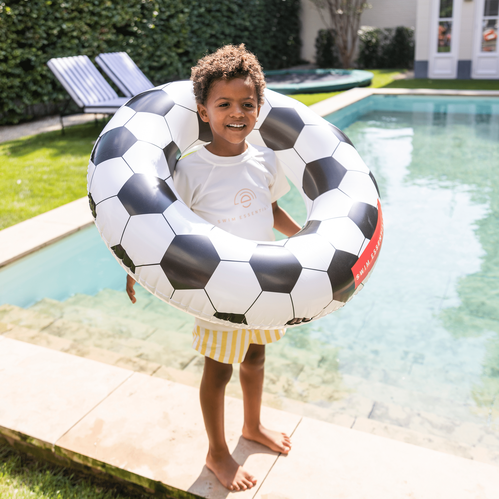 Noir/Wit Swim Essentials | Bouée de natation motif ballon de football Ø 90 cm noir et blanc en vente sur Faire2