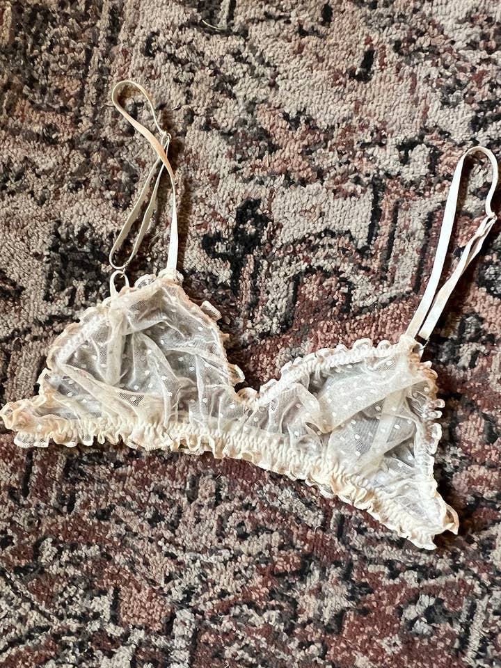 PRÊT À EXPÉDIER Bralette Oleander en maille à pois suisse ivoire transparente pour la vente par Clare Bare