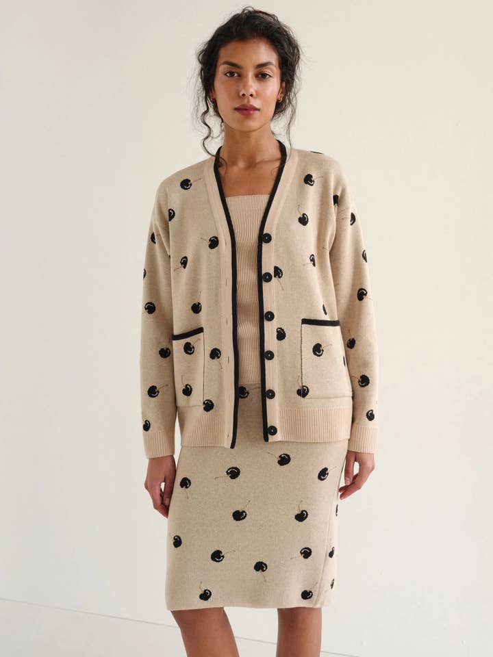 Berry-Cardigan mit Kirschenprint und kontrastierendem Besatz für den Großhandel von Nenya Fashion Limited