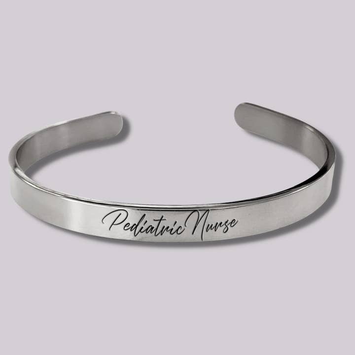 Kinderverpleegkundige Manchetarmband Goud, Zilver of Rose voor wholesale door Tres Carmela