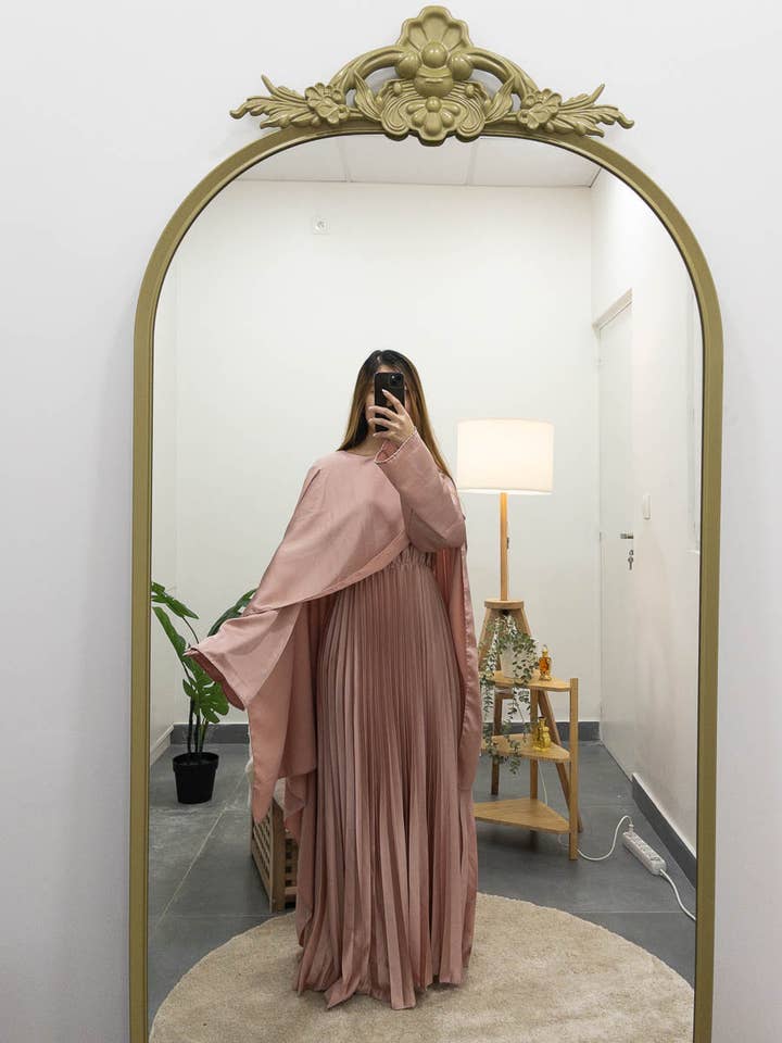 IDEAL OUTFIT - Wholesale Dress – Women's - Pleated fluid abaya with integrated satin cape ref:Y1021