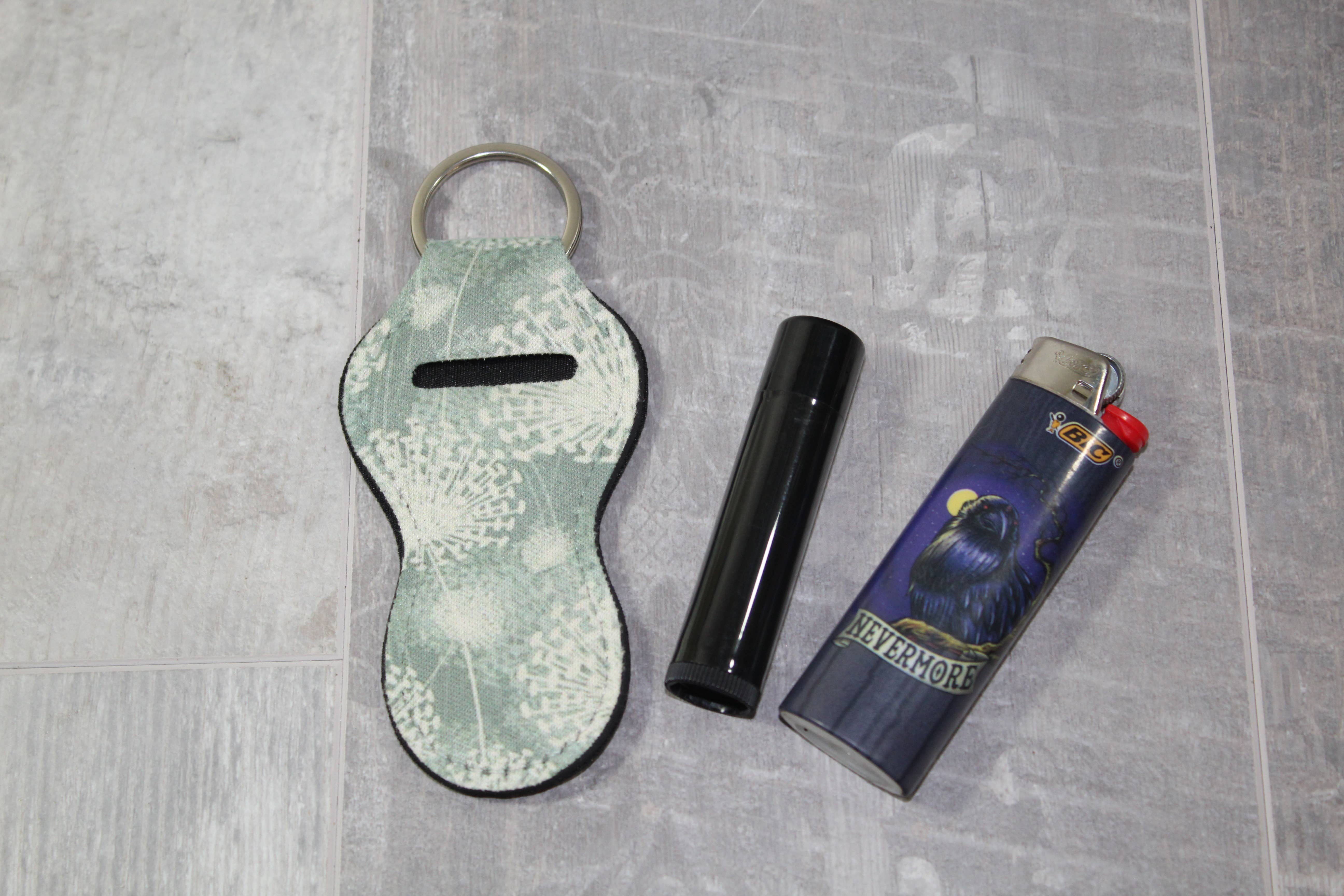 Raven Design – Porta-chaves - Unissexo por atacado – Dandelions Floral Cappstick/Porta-Isqueiro Porta-Leves Porta-Chaves0