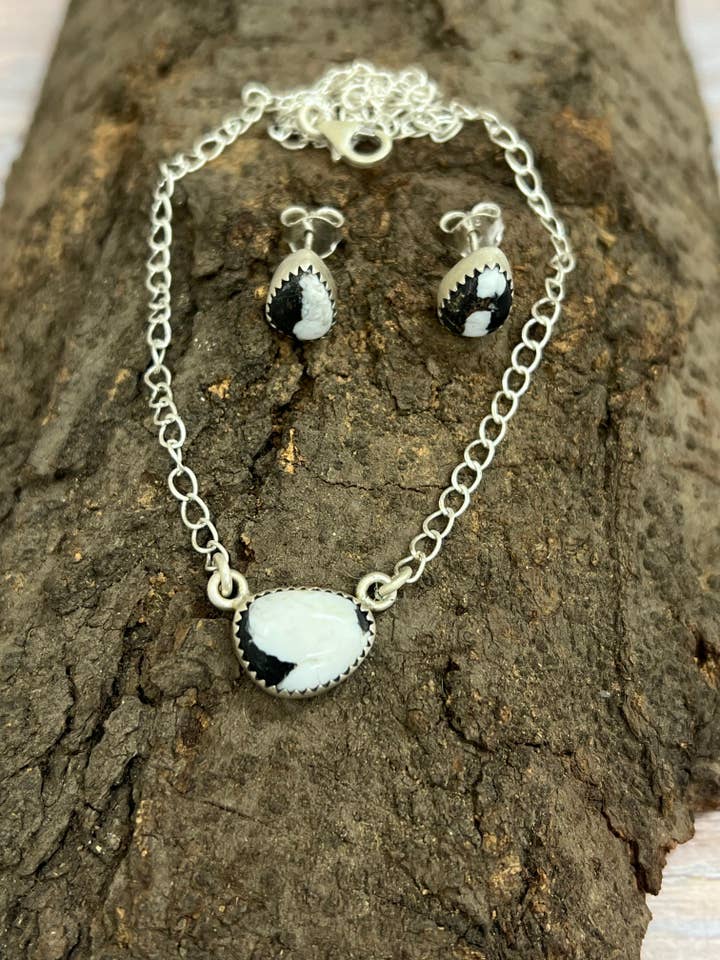 Collier et ensemble de boucles d'oreilles en argent sterling fait main avec White Buffalo signé Nizhoni pour la vente par Nizhonitradersllc