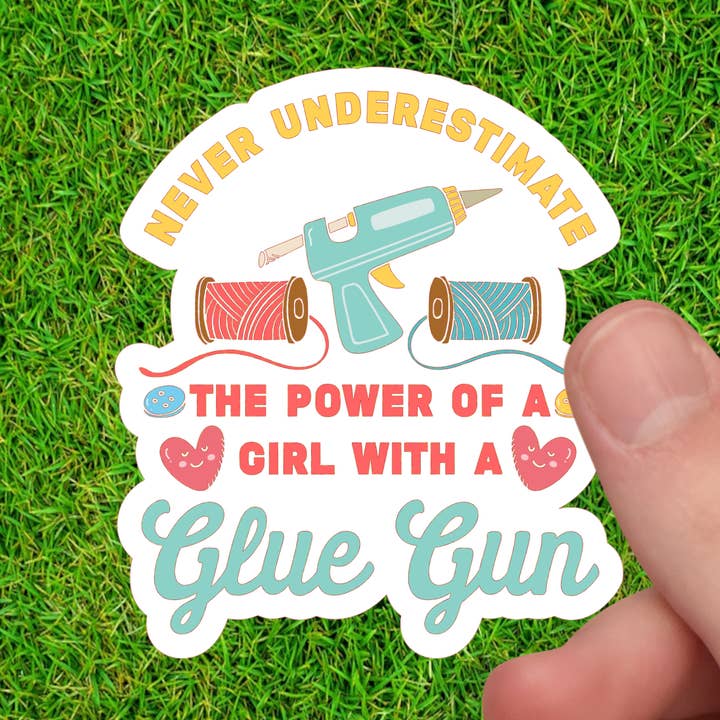 Undervurder aldrig en pige med en limpistol - Vinyl klistermærke for engroshandel hos Dancing Dolphin Crafts